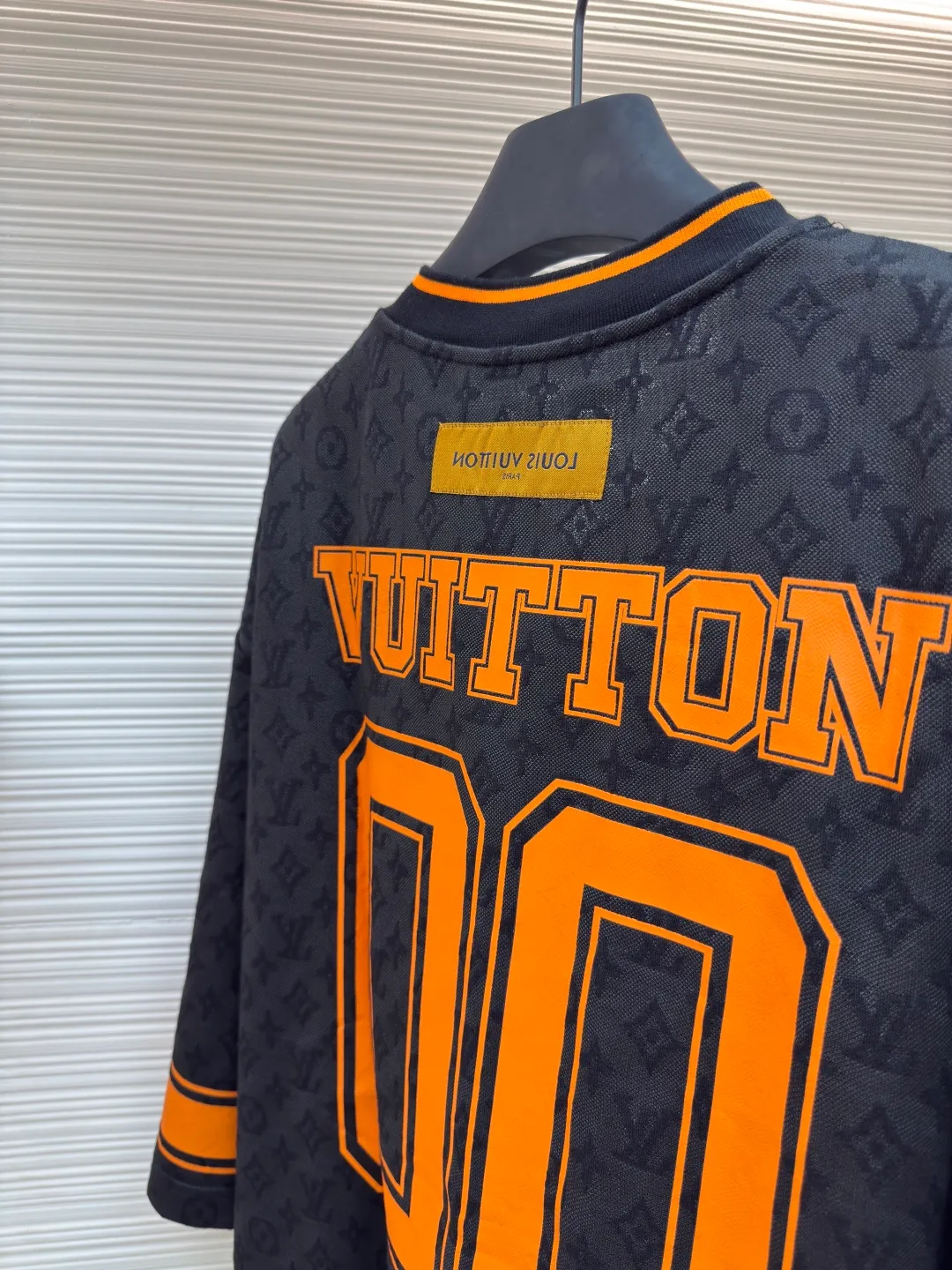 LOUIS VUITTON presbyopic mid-sleeve ●Authentic product: purchased and developed at 7850 ●Item number: 1680185-A20 ●Fabric: double-ply ring-spun pure cotton yarn fabric ●Technology: made on positioning cutting machine ●Version: fitted version ●Weight: about 375 grams ●Size: XS-S-M-L ●Description: The fabric is made of 150D/48F polyester special-shaped optical long fiber yarn + 40-count double-strand ring-spun pure cotton. A 24-needle cylindrical jacquard loom imported from Italy is used to weave the embryonic fabric. The embryonic cloth is washed in a vat and shaped into finished fabric. It is made of Infrared cutting machine is used for typesetting, and the positioning flower letter logo is cut by hand. The front and back panels are screen printed with a positioning elliptical machine, and an 80-mesh mechanical screen is used to open the screen. The thermosetting oil material is mixed with a matte paint surface, and it is matched with 26s cotton yarn-dyed ribbing. The overall wiring is straight and delicate, the fabric is comfortable and soft, and the color is consistent without color difference. It can be matched with the same style to create a fashionable look and control various occasions. Customized accessories, complete with three standards, same style for men and women!